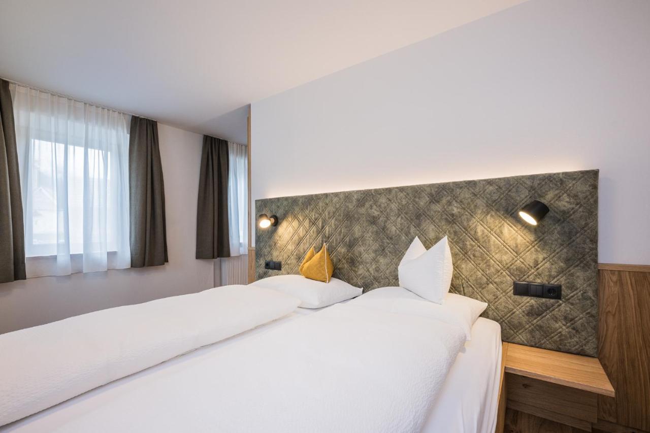 Gasthof Albergo Dolomiten Braies  Exterior photo