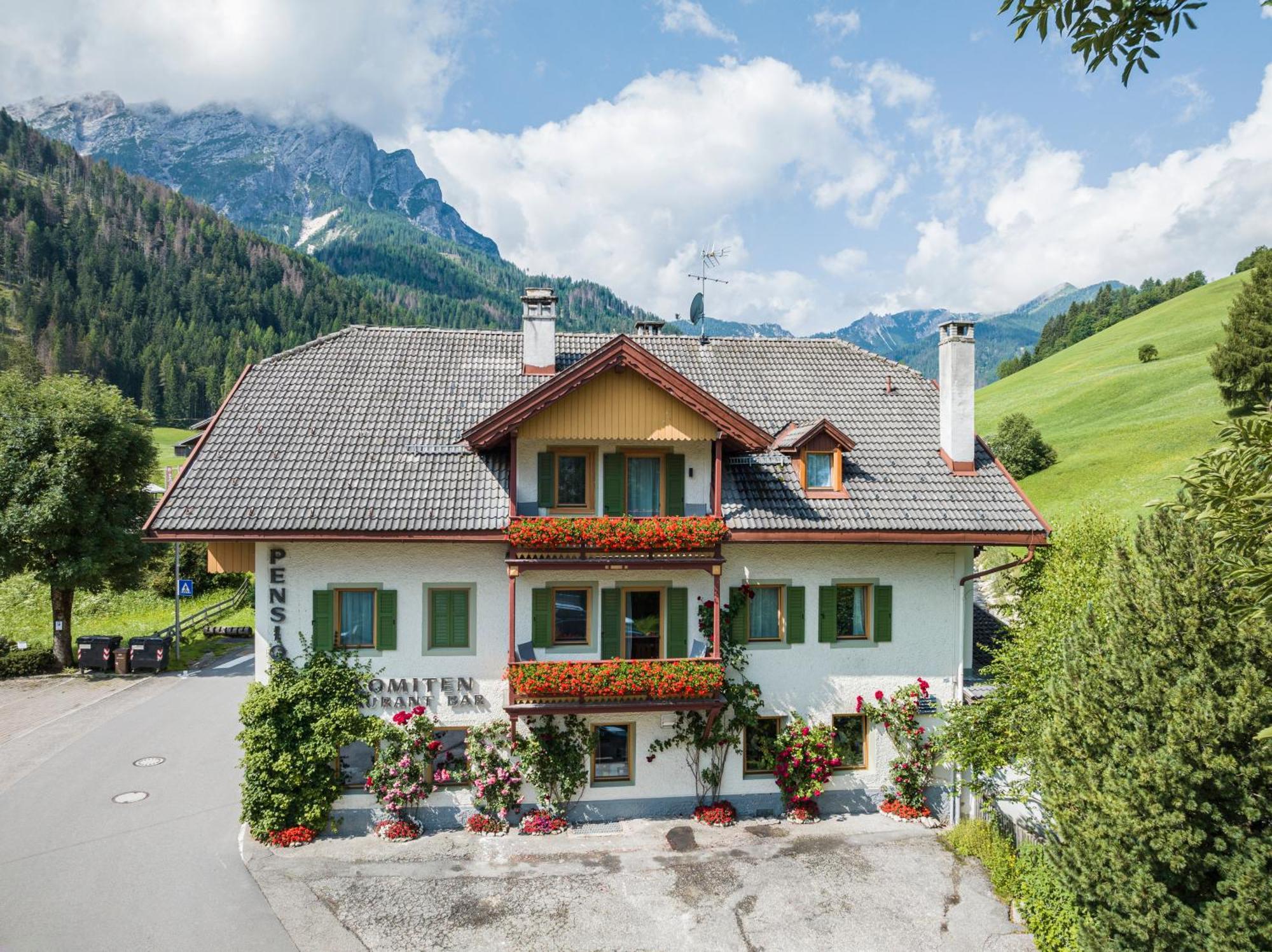 Gasthof Albergo Dolomiten Braies  Exterior photo