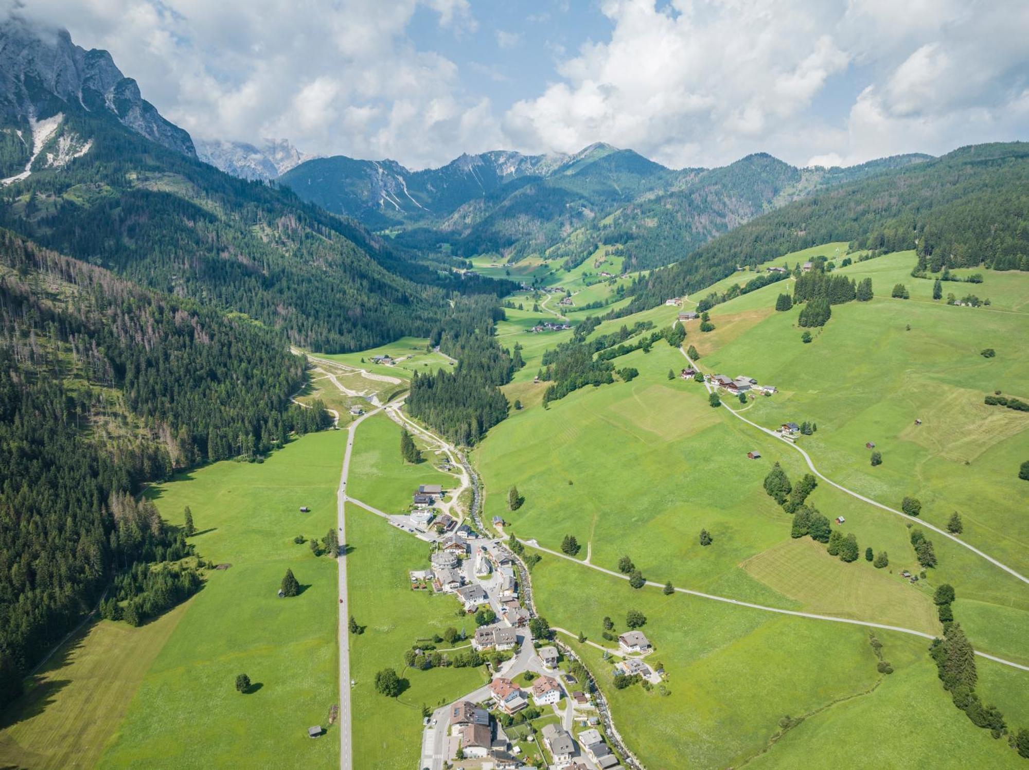Gasthof Albergo Dolomiten Braies  Exterior photo
