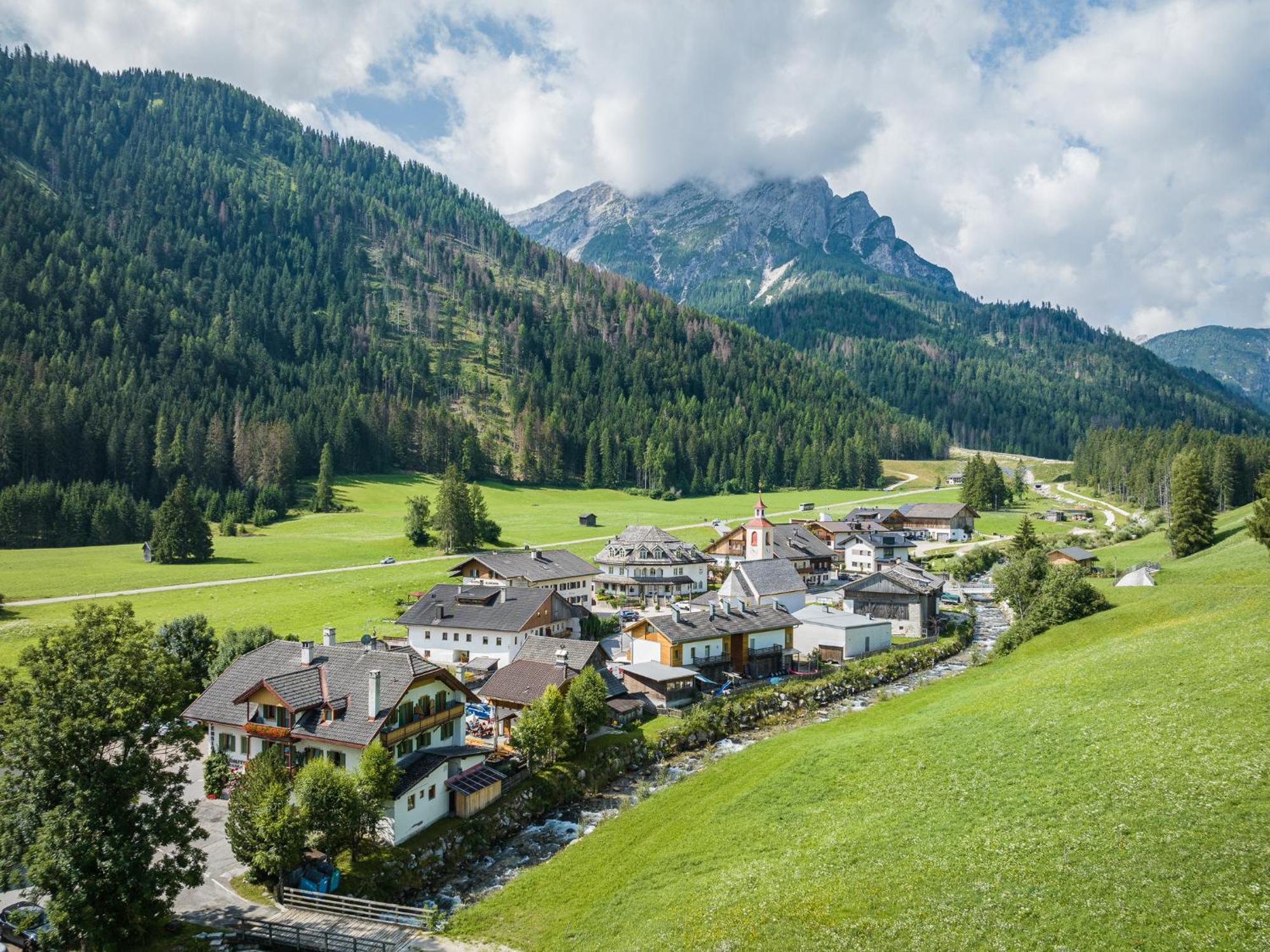 Gasthof Albergo Dolomiten Braies  Exterior photo
