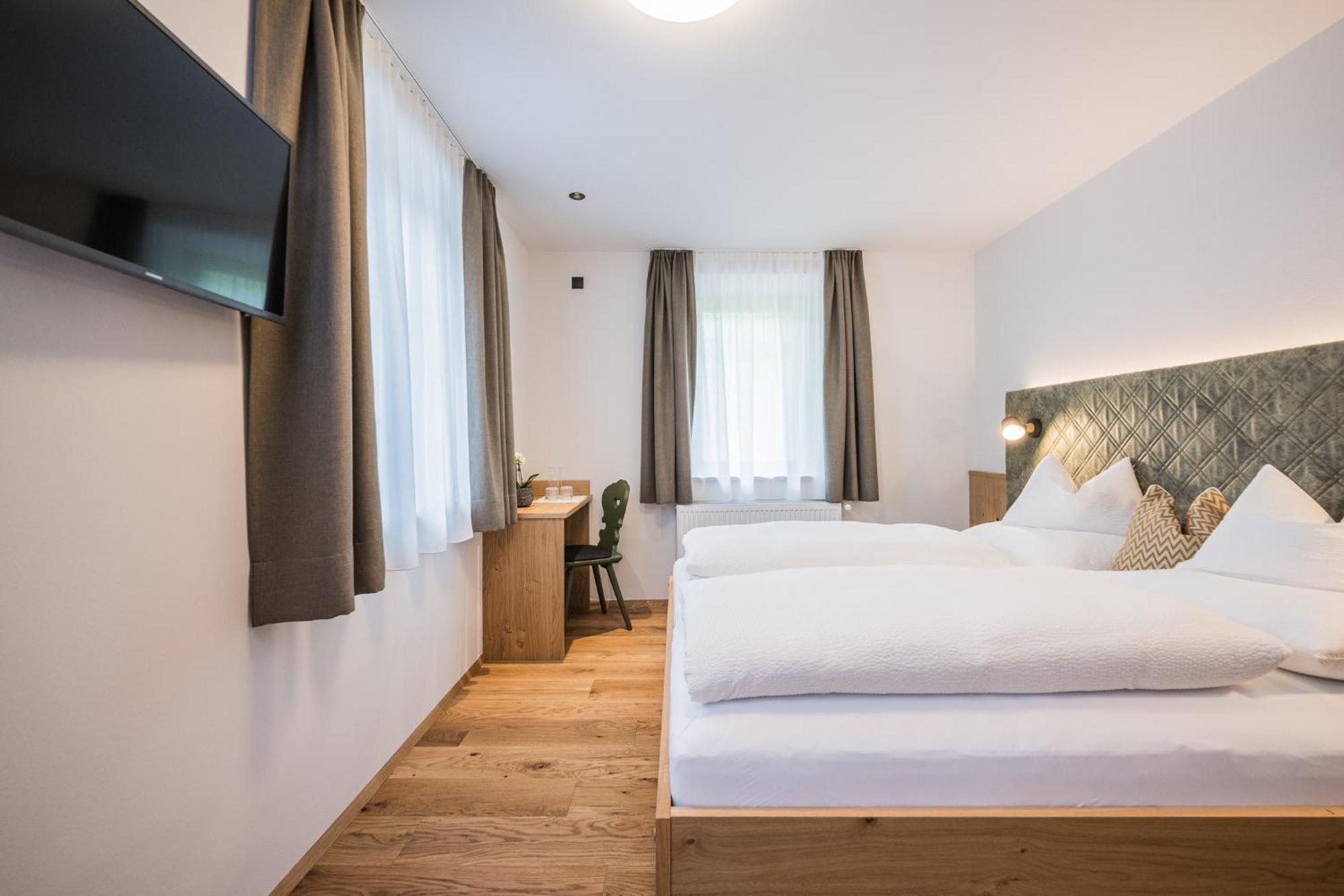 Gasthof Albergo Dolomiten Braies  Exterior photo