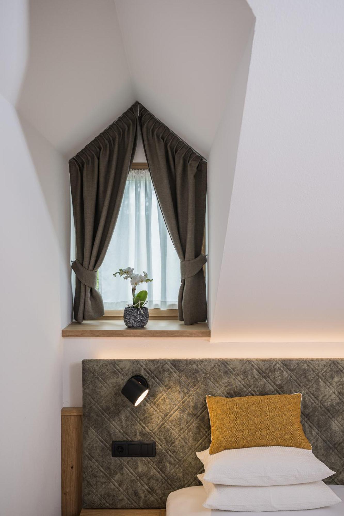 Gasthof Albergo Dolomiten Braies  Exterior photo