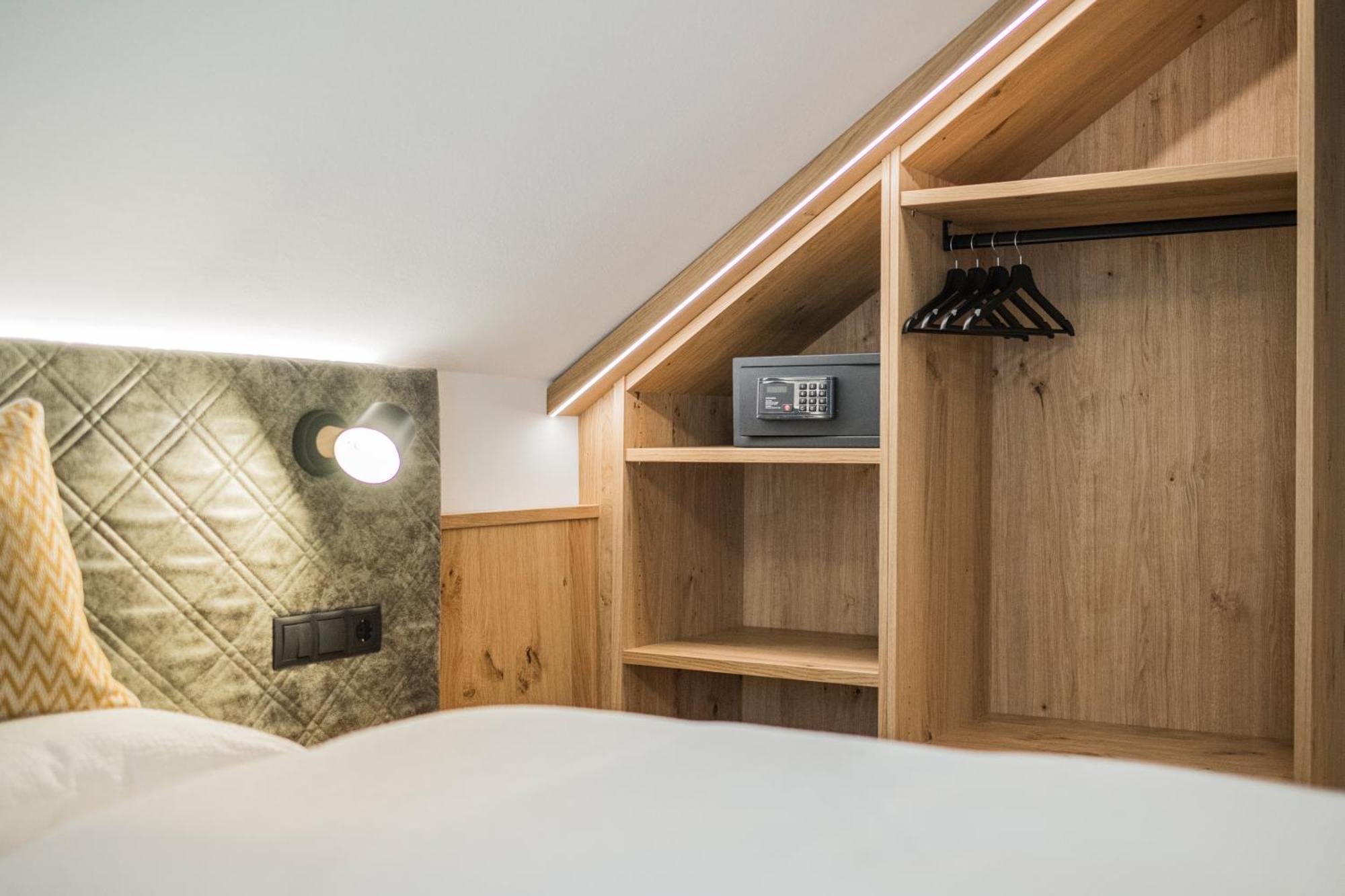 Gasthof Albergo Dolomiten Braies  Exterior photo