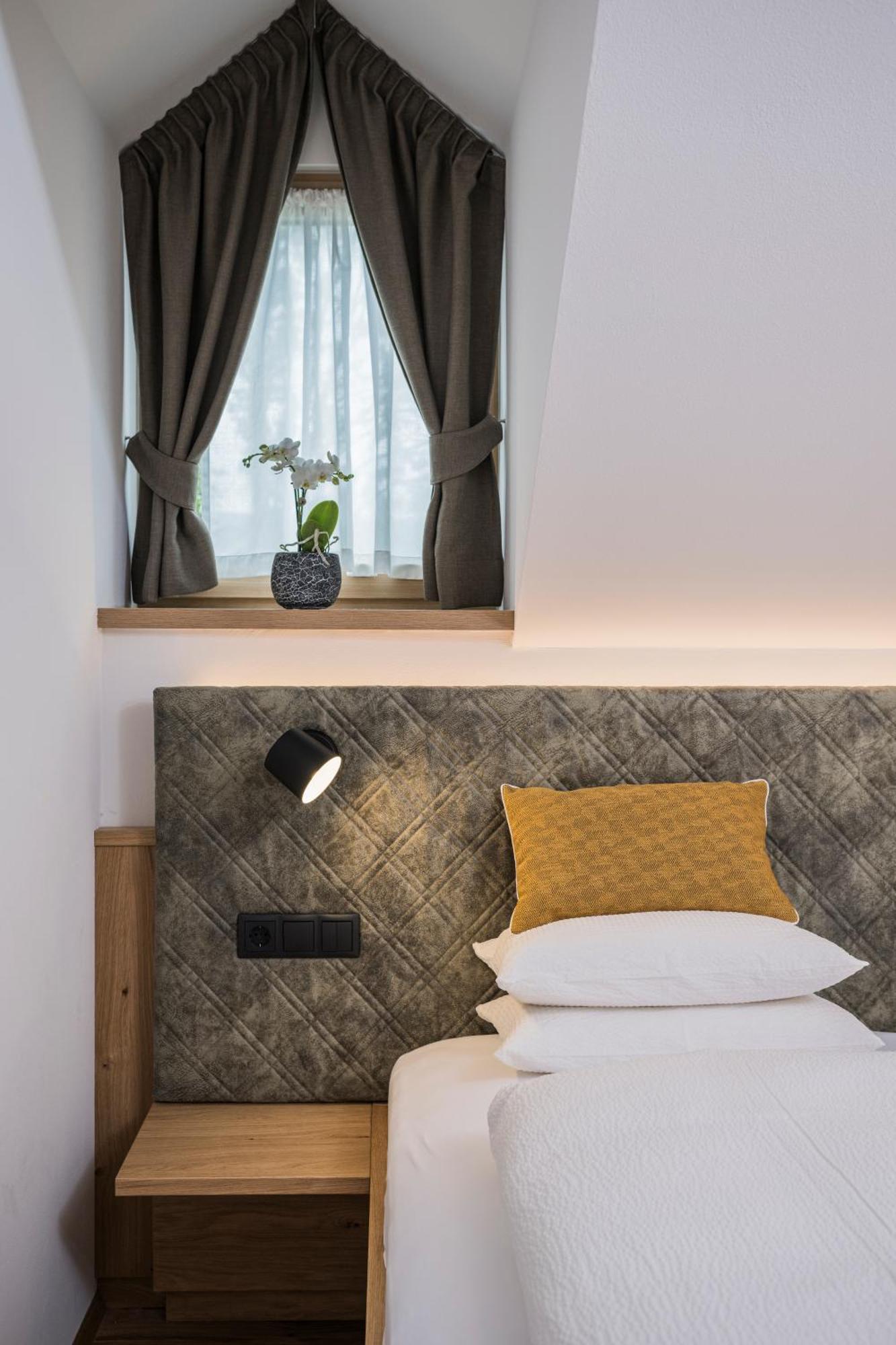 Gasthof Albergo Dolomiten Braies  Exterior photo