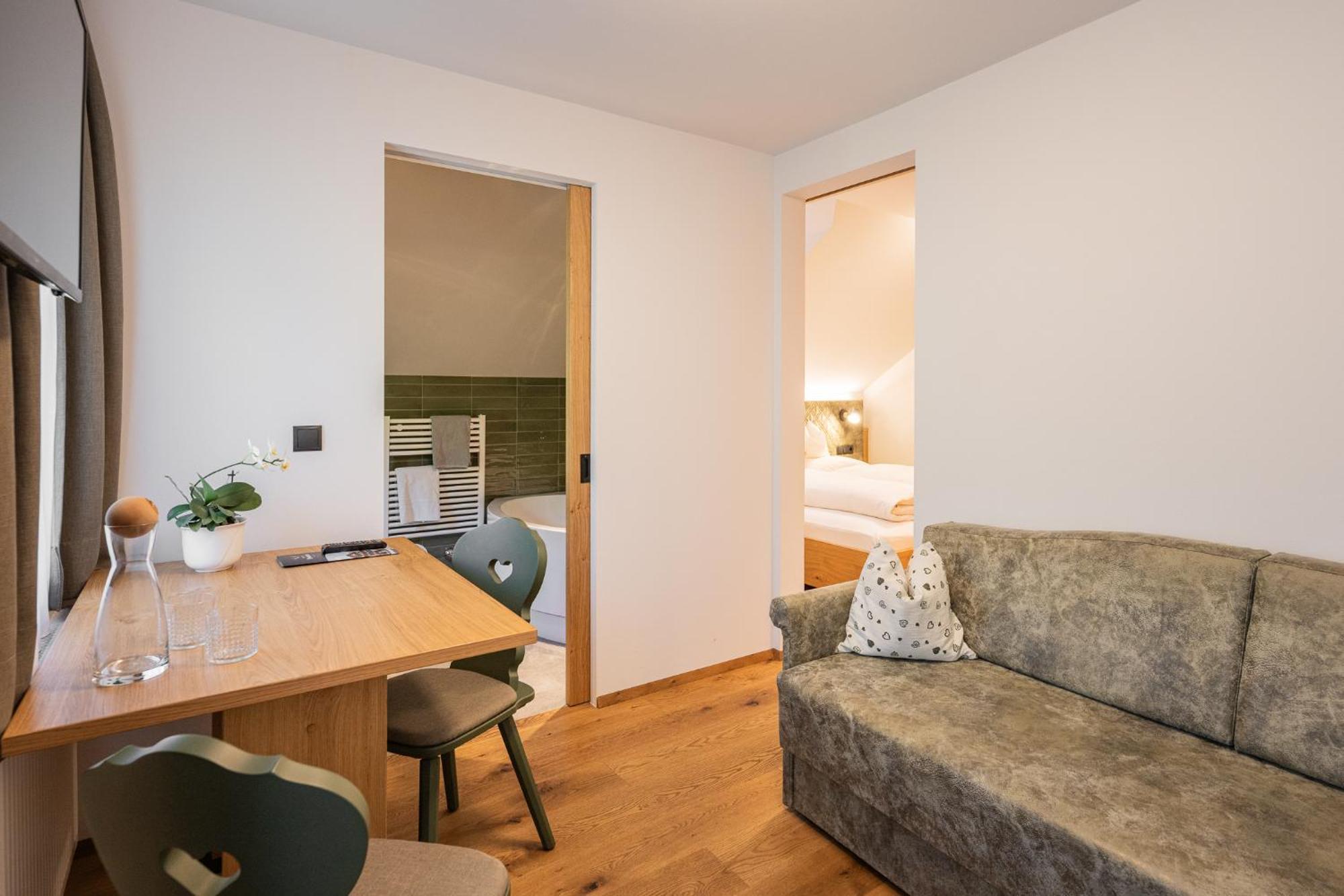 Gasthof Albergo Dolomiten Braies  Exterior photo