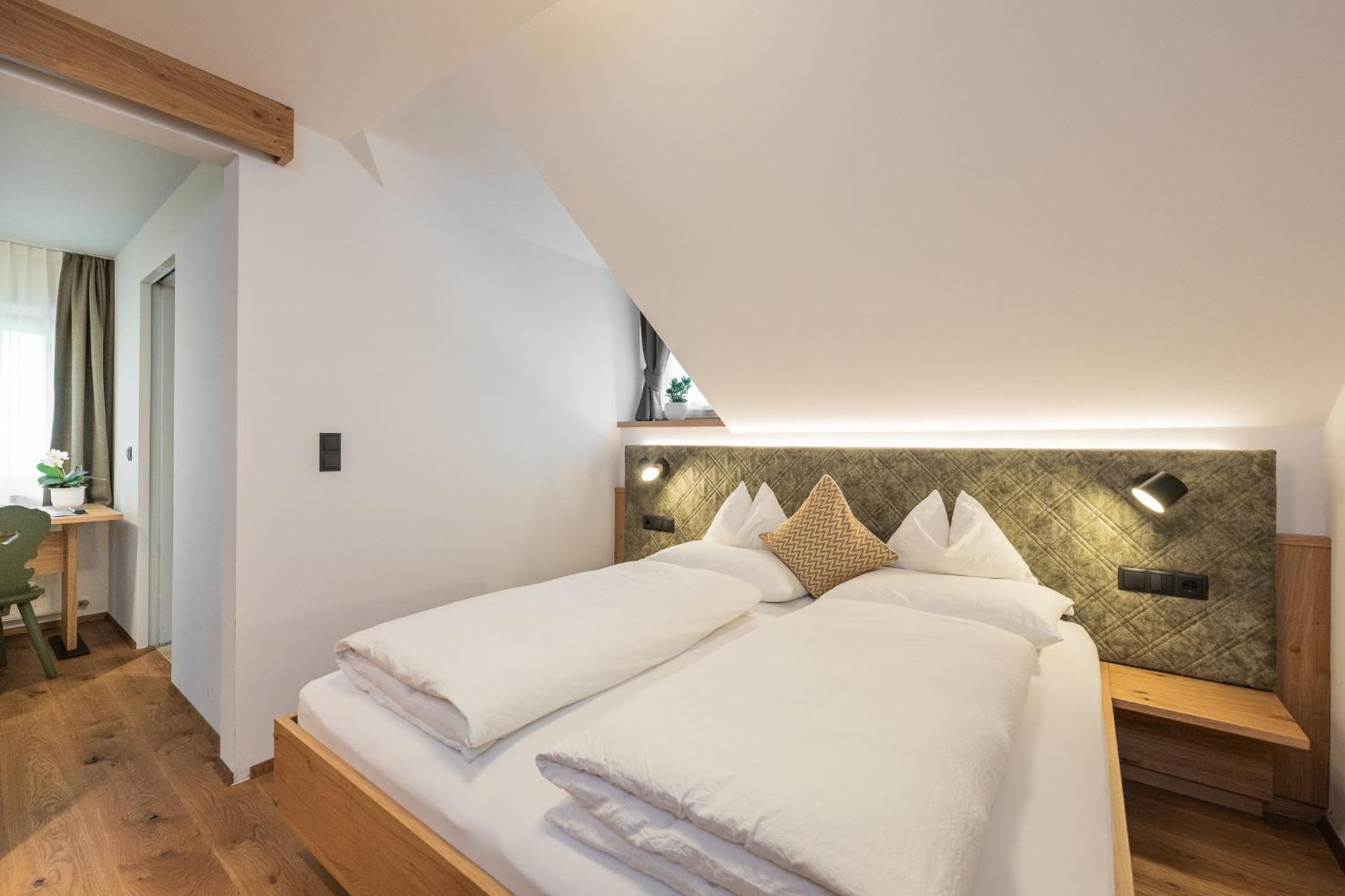 Gasthof Albergo Dolomiten Braies  Exterior photo